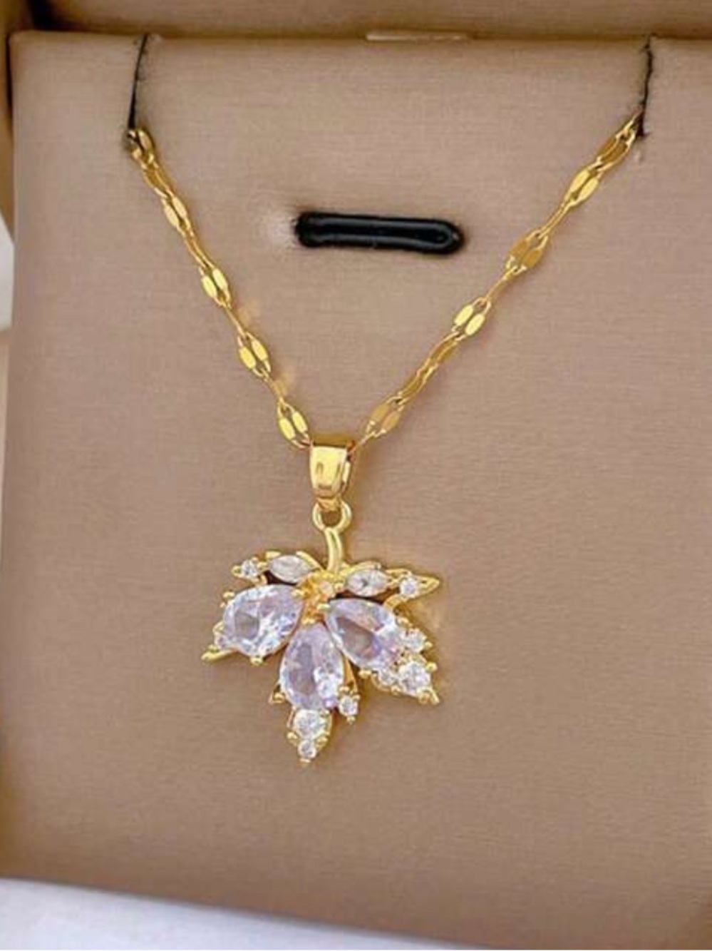 Sparkling Maple 🍁 Leaf Crystal Pendant Necklace - Women Jewelry